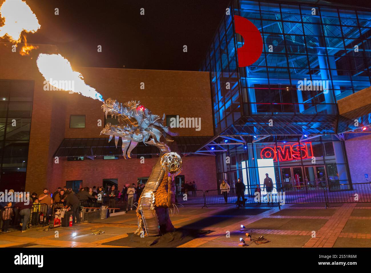 Représentation de sculpture de dragon respirant le feu devant le bâtiment illuminé du musée moderne, OMSI, Portland, Oregon Banque D'Images