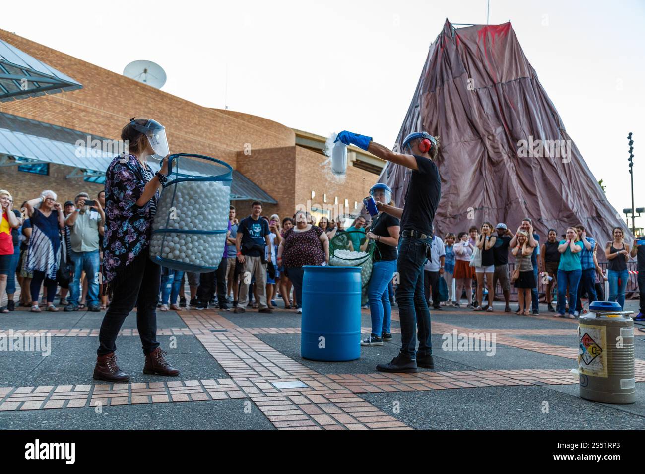 Crowd observe Outdoor Experiment with Exploding Barrel and Scattered Objects, OMSI, Portland, Oregon Banque D'Images