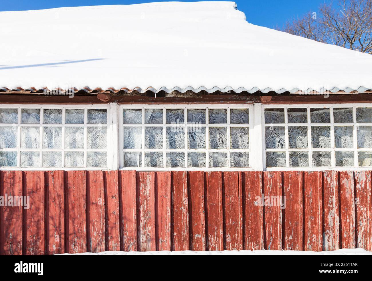Véranda couverte de neige de vieille maison de campagne en hiver dans petit village dans la région de Smolensk Banque D'Images
