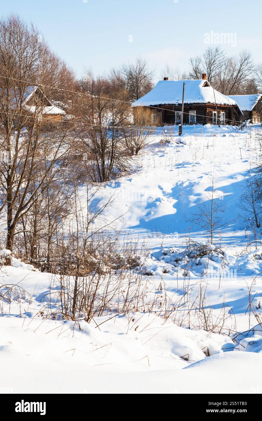Avis de ravin et petit village russe dans la journée d'hiver ensoleillée dans la région de Smolensk Banque D'Images