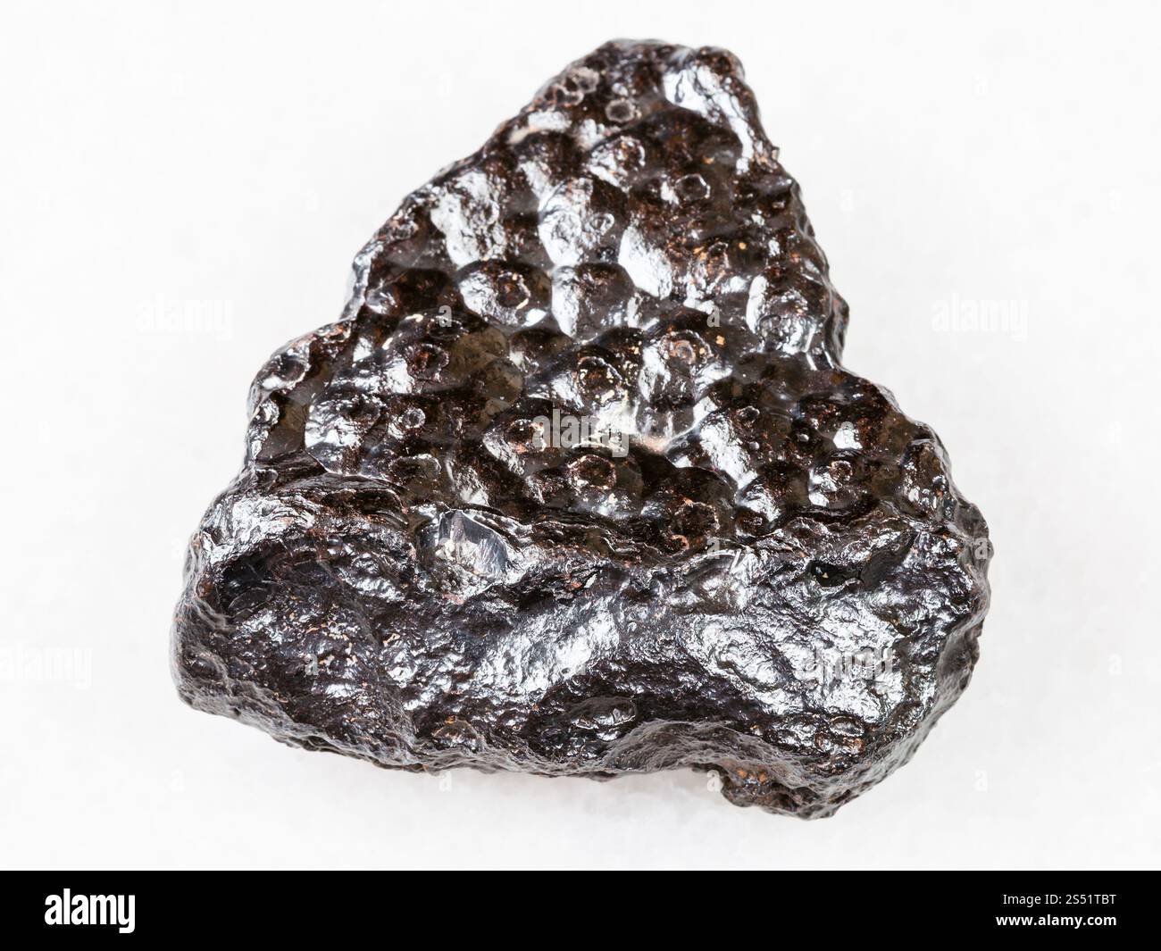 La prise de vue macro du spécimen de roche naturelle - morceau de minerai d'Hématite (rein) pierre sur fond de marbre blanc du Maroc Banque D'Images