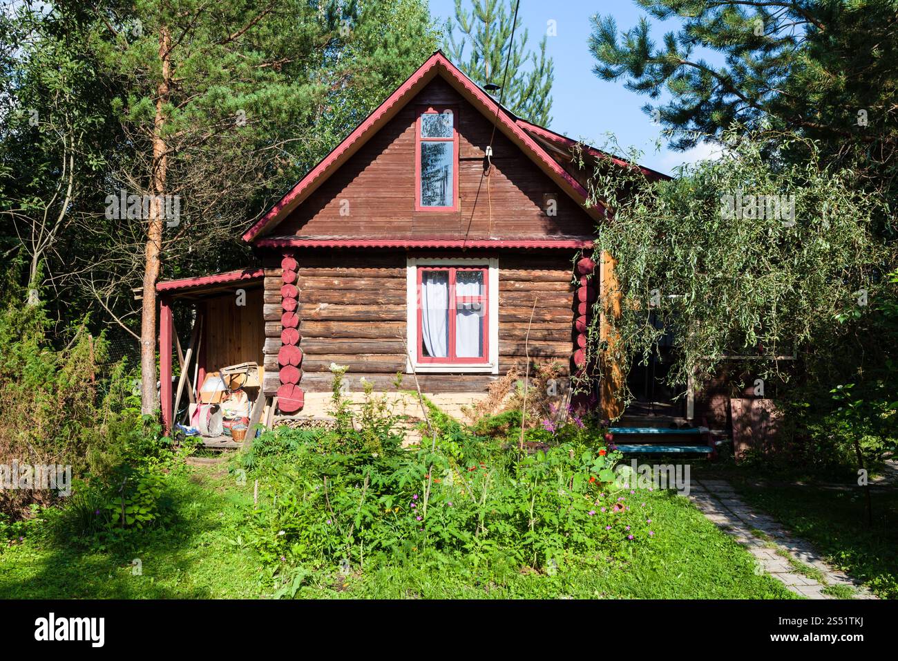 Maison de campagne en bois en vert jardin aux beaux jours d'été dans la région de Tver en Russie Banque D'Images