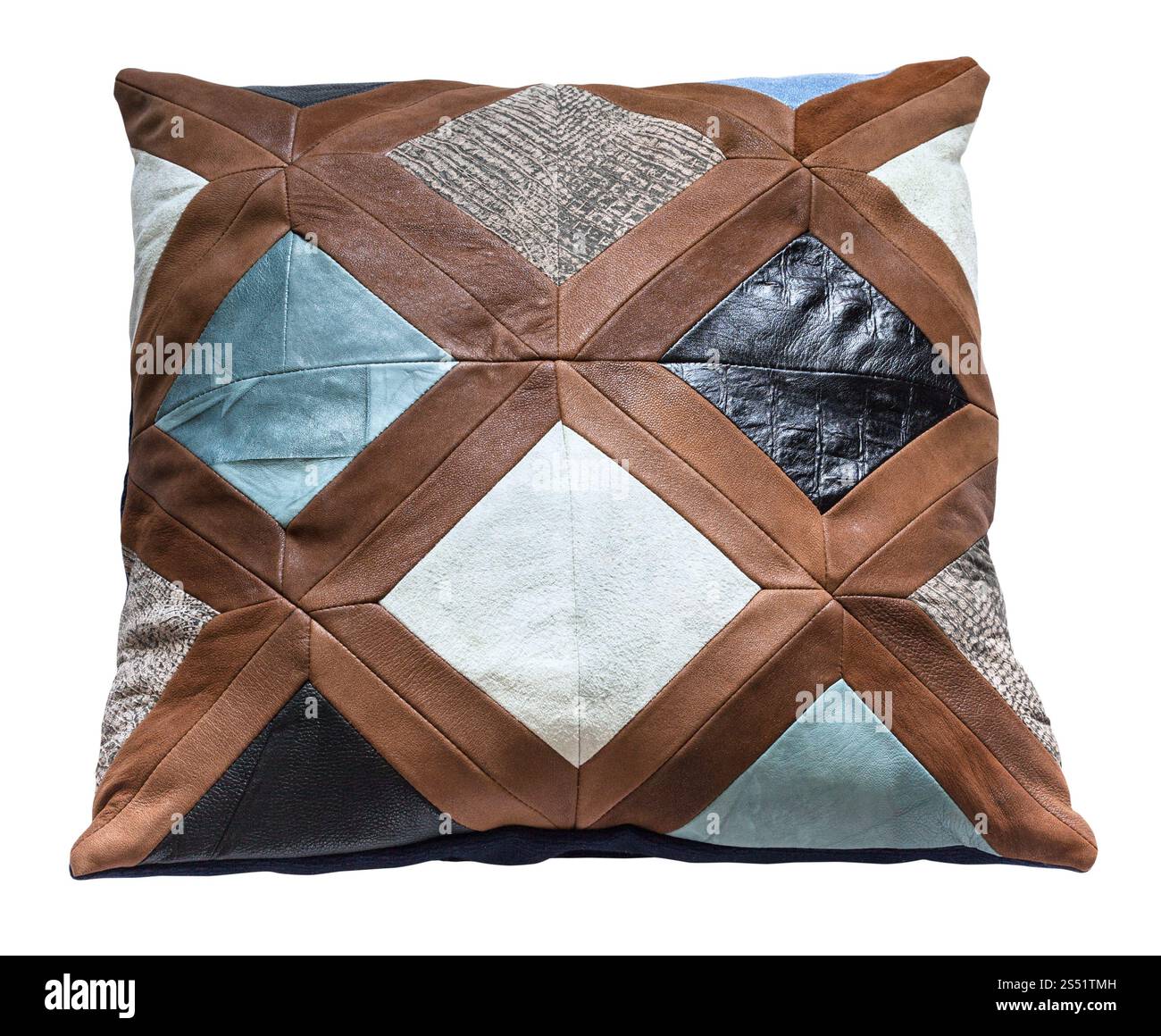 Patchwork fait main cuir oreiller de jet isolé sur fond blanc Banque D'Images