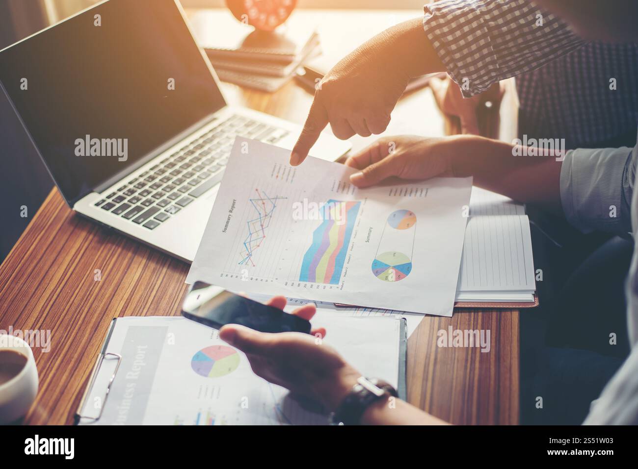 Conseiller financier, comptable, en placement consultant avec son équipe au bureau. Conseiller financier, comptable, en placement avec son équipe Banque D'Images