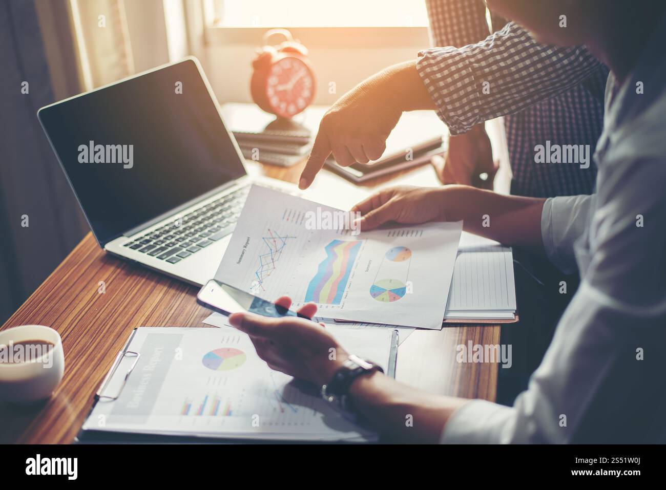 Conseiller financier, comptable, en placement consultant avec son équipe au bureau. Conseiller financier, comptable, en placement avec son équipe Banque D'Images
