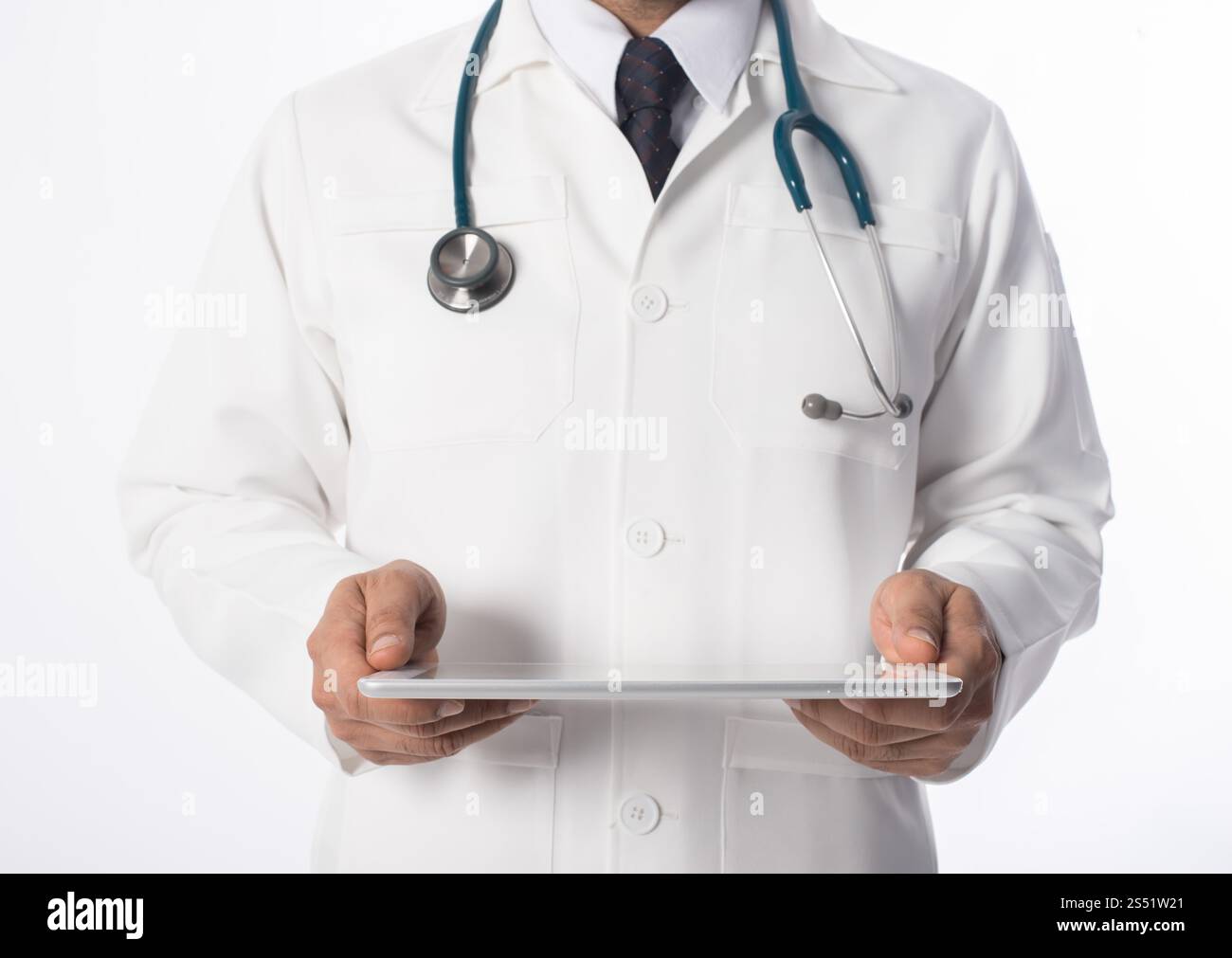 Jeune médecin holding a tablet pc isolé sur gris. Banque D'Images