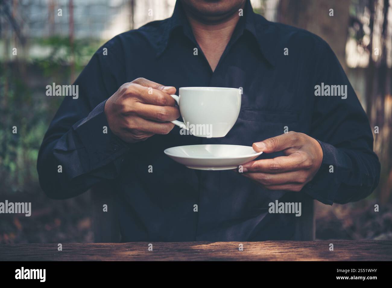 Portrait d'homme d'affaires buvant un café à l'extérieur, pause café TI. Portrait d'homme d'affaires buvant un café à l'extérieur, pause café. Banque D'Images