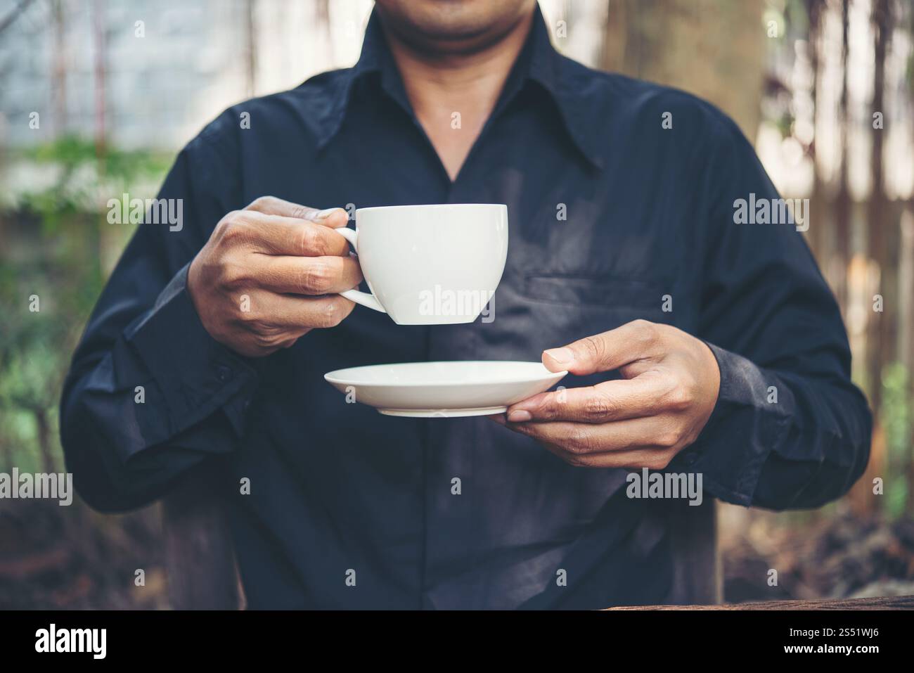 Portrait d'homme d'affaires buvant un café à l'extérieur, pause café TI. Portrait d'homme d'affaires buvant un café à l'extérieur, pause café. Banque D'Images
