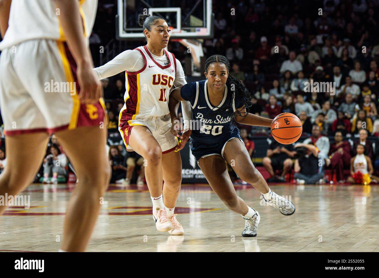 Talayah Walker (20 ans), la garde Lady Lions de Penn State, affronte Kennedy Smith (11 ans), lors d’un match de basket féminin de la NCAA, le dimanche 12 janvier 2025, au Galen Center, à Los Angeles, CA. Les Trojans ont battu les Lady Lions 95-73. (Jon Endow/image du sport) Banque D'Images