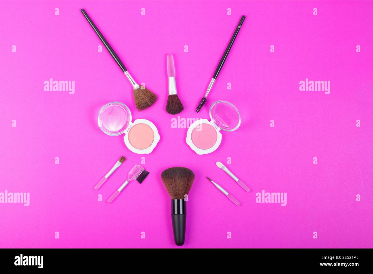 Blush rose et couleur sur fond violet Banque D'Images