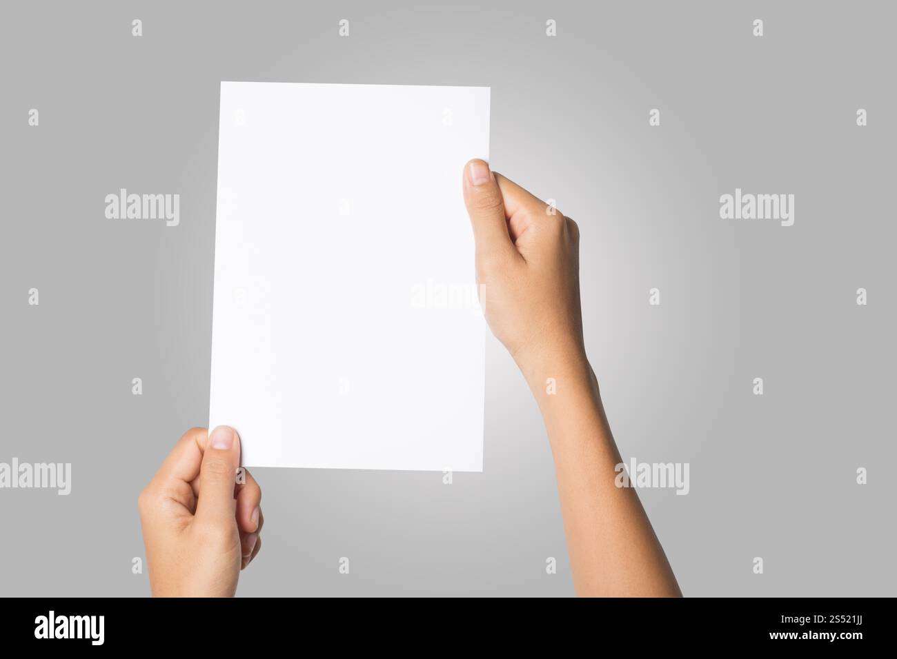 Gros plan de la main de femme tenant du papier blanc isolé sur bac blanc. Gros plan de la main de femme tenant du papier blanc isolé sur fond blanc Banque D'Images