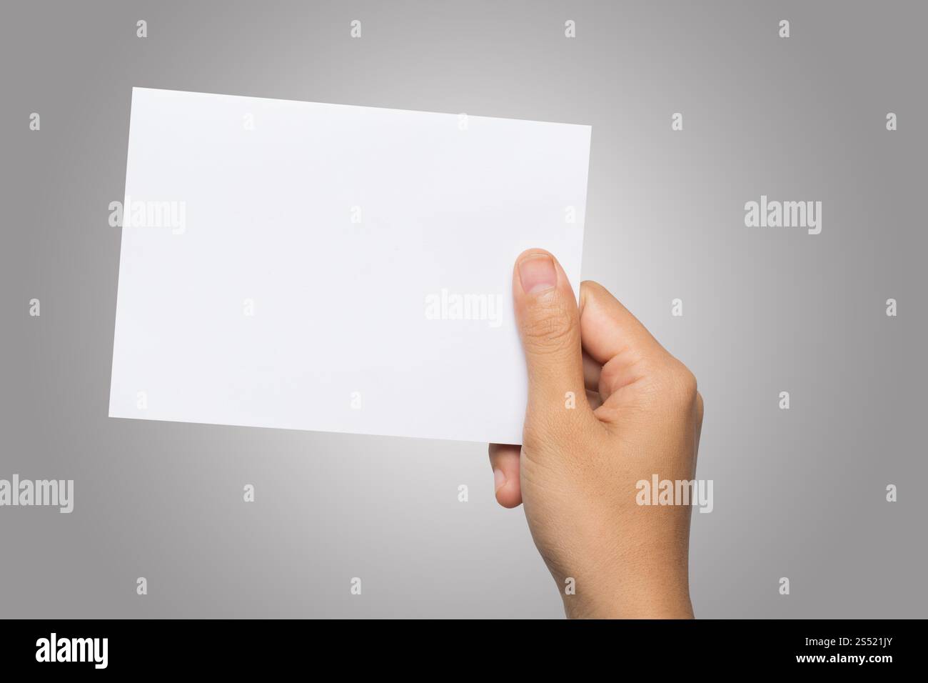 Gros plan de la main de femme tenant du papier blanc isolé sur bac blanc. Gros plan de la main de femme tenant du papier blanc isolé sur fond blanc Banque D'Images