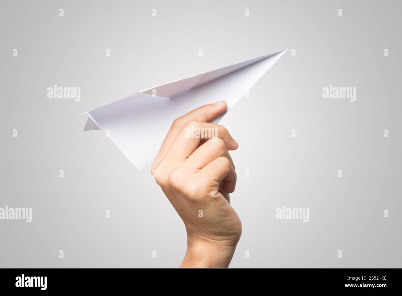 Avion de Papier Dart main femme isolé sur fond blanc. Banque D'Images