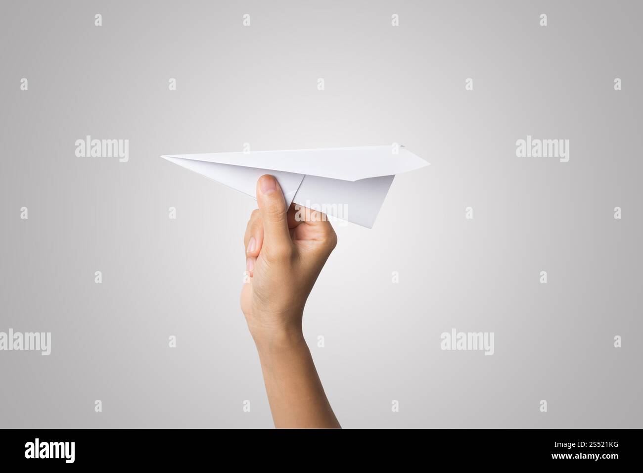 Avion de Papier Dart main femme isolé sur fond blanc. Banque D'Images Avion de Papier Dart main femme isolé sur fond blanc. Banque D'Images