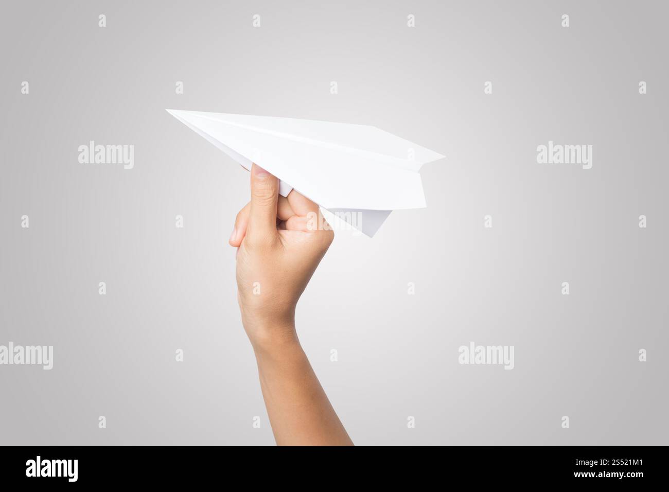 Avion de Papier Dart main femme isolé sur fond blanc. Banque D'Images
