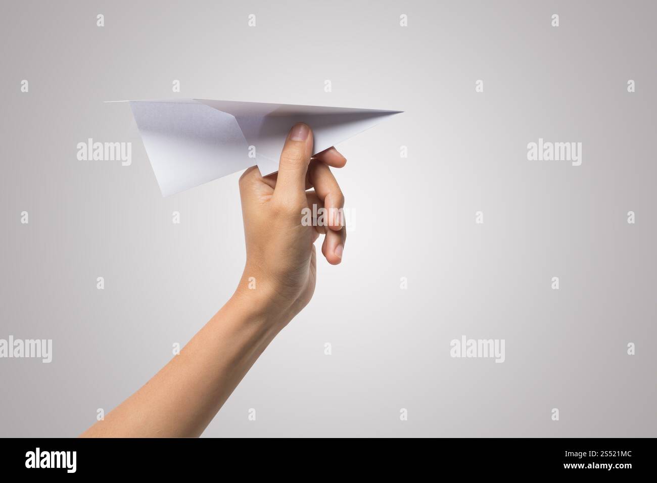 Avion de Papier Dart main femme isolé sur fond blanc. Banque D'Images