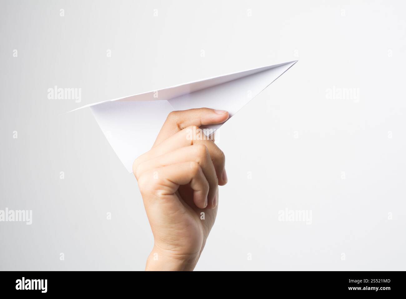 Avion de Papier Dart main femme isolé sur fond blanc. Banque D'Images