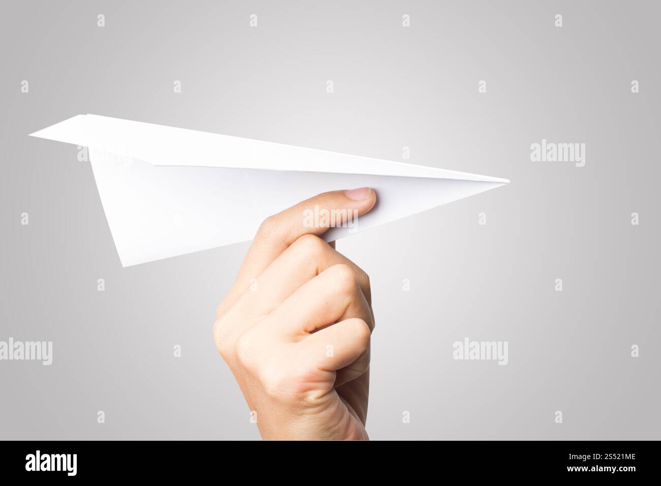 Avion de Papier Dart main femme isolé sur fond blanc. Banque D'Images