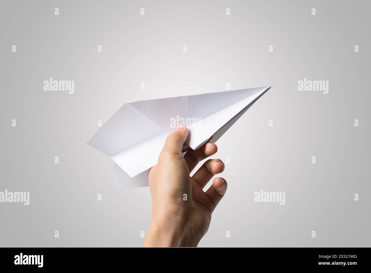 Avion de Papier Dart main femme isolé sur fond blanc. Banque D'Images