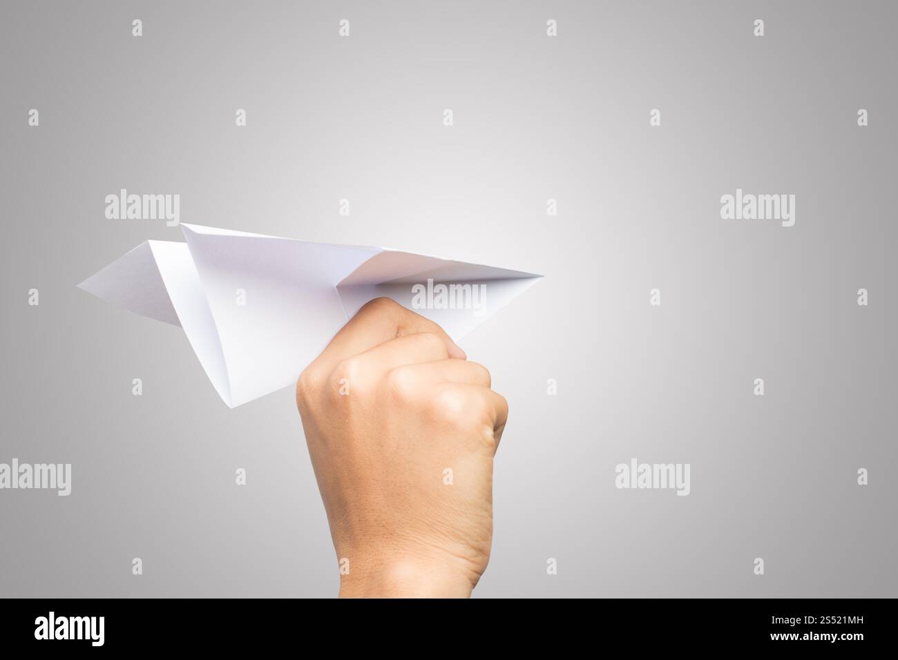 Avion de Papier Dart main femme isolé sur fond blanc. Banque D'Images