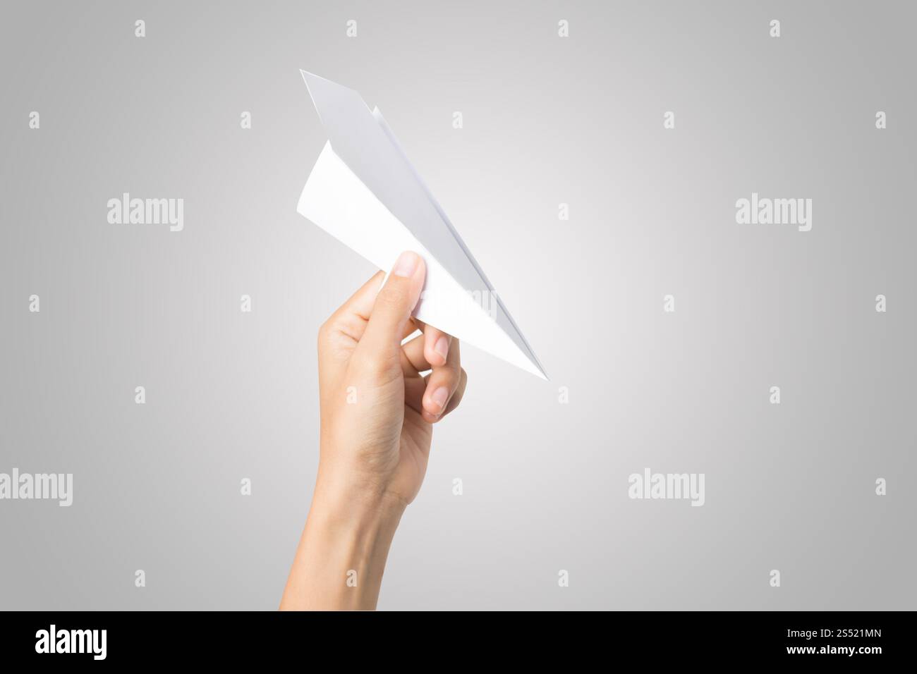 Avion de Papier Dart main femme isolé sur fond blanc. Banque D'Images Avion de Papier Dart main femme isolé sur fond blanc. Banque D'Images