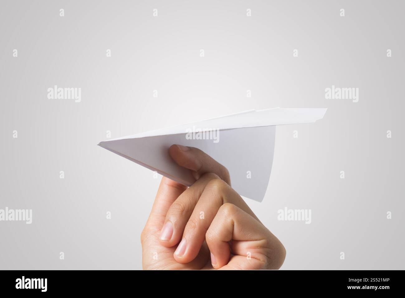 Avion de Papier Dart main femme isolé sur fond blanc. Banque D'Images