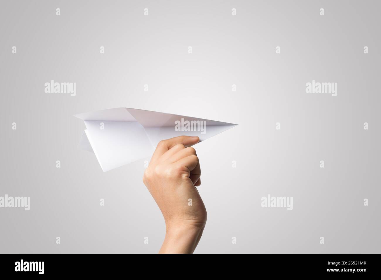Avion de Papier Dart main femme isolé sur fond blanc. Banque D'Images