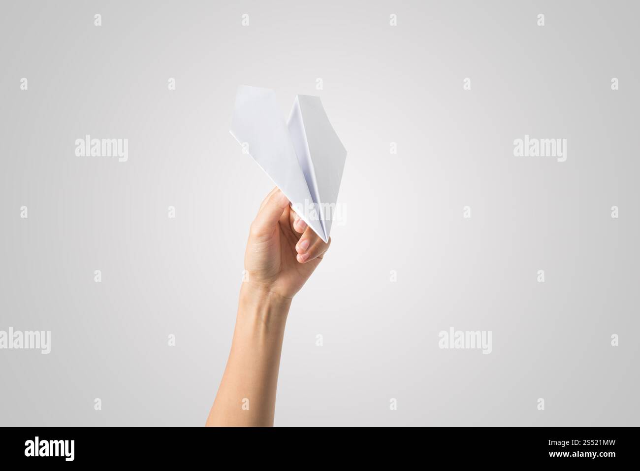 Avion de Papier Dart main femme isolé sur fond blanc. Banque D'Images