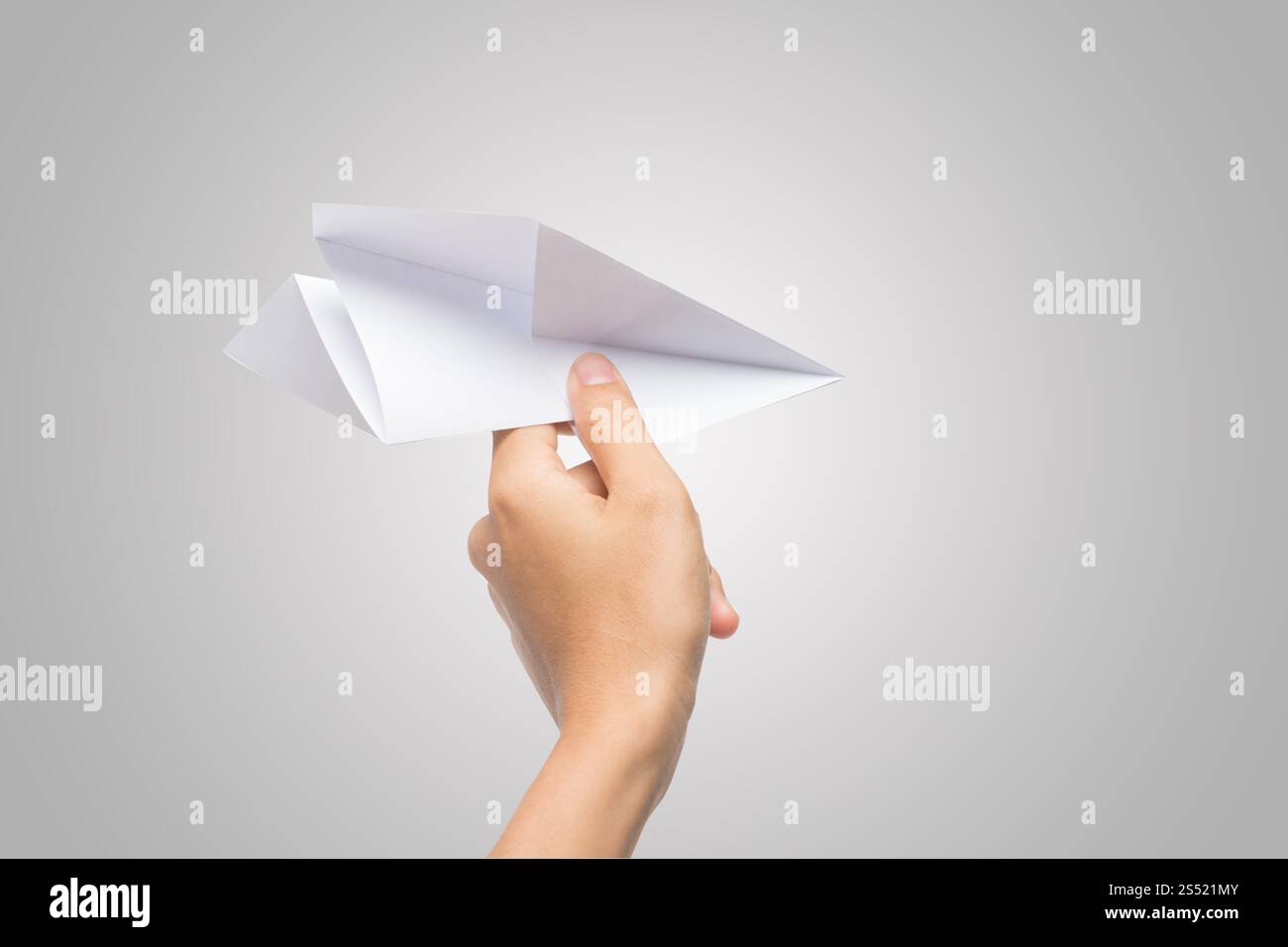 Avion de Papier Dart main femme isolé sur fond blanc. Banque D'Images