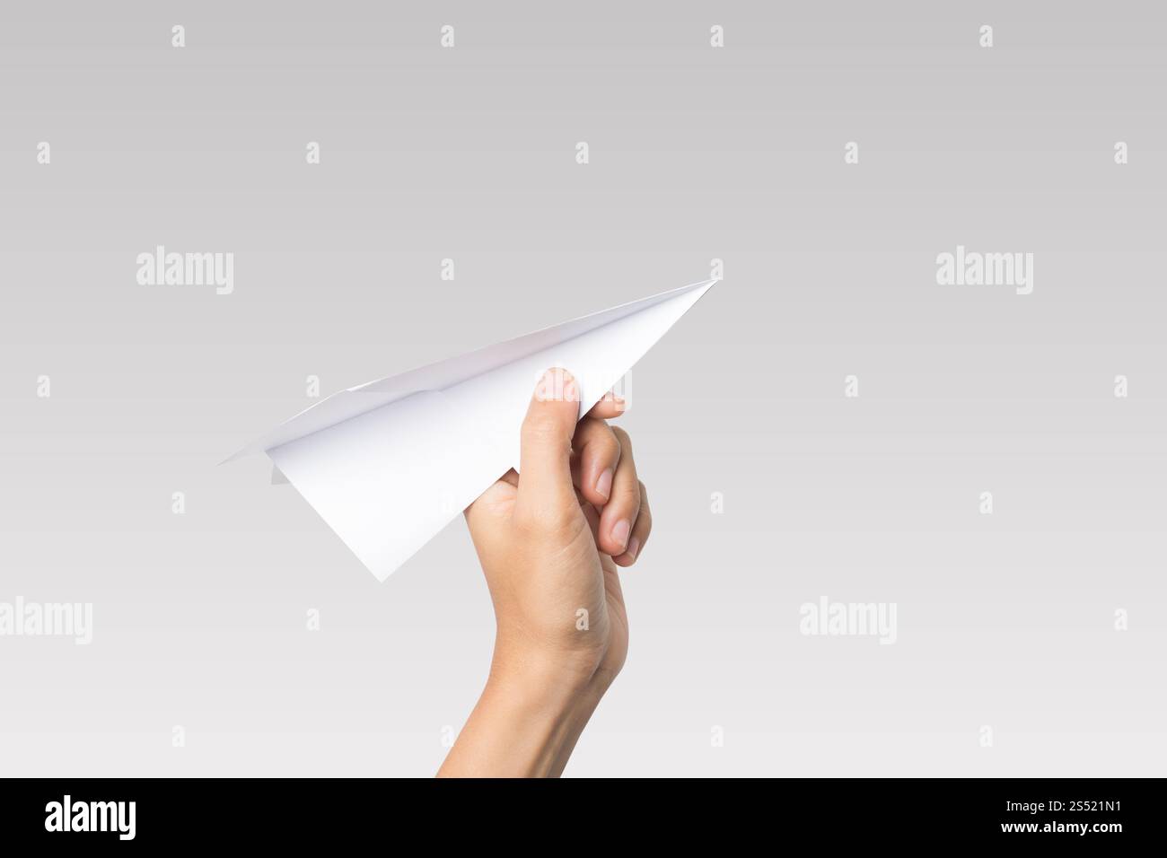 Avion de Papier Dart main femme isolé sur fond blanc. Banque D'Images