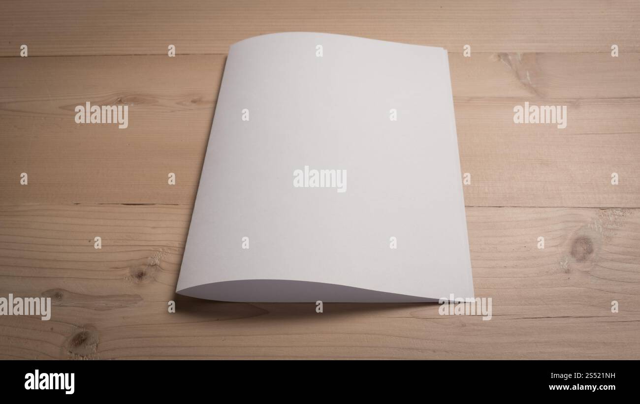 Le bloc-notes de papier blanc vide sur la table en bois. Banque D'Images