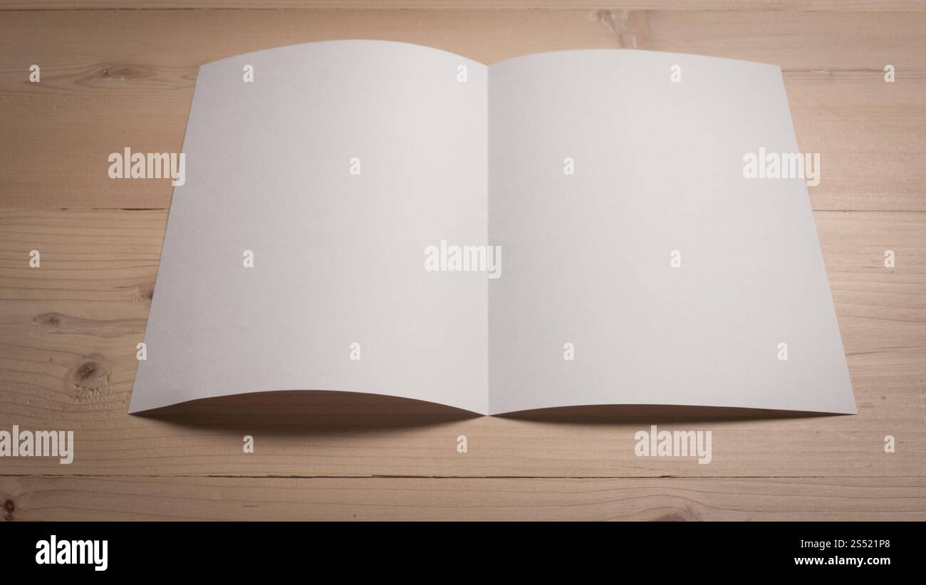 Le bloc-notes de papier blanc vide sur la table en bois. Banque D'Images