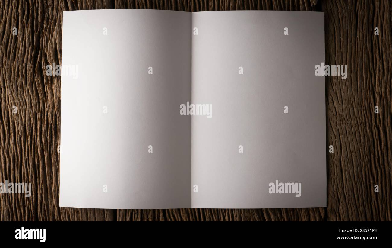 Le bloc-notes de papier blanc vide sur la table en bois. Banque D'Images