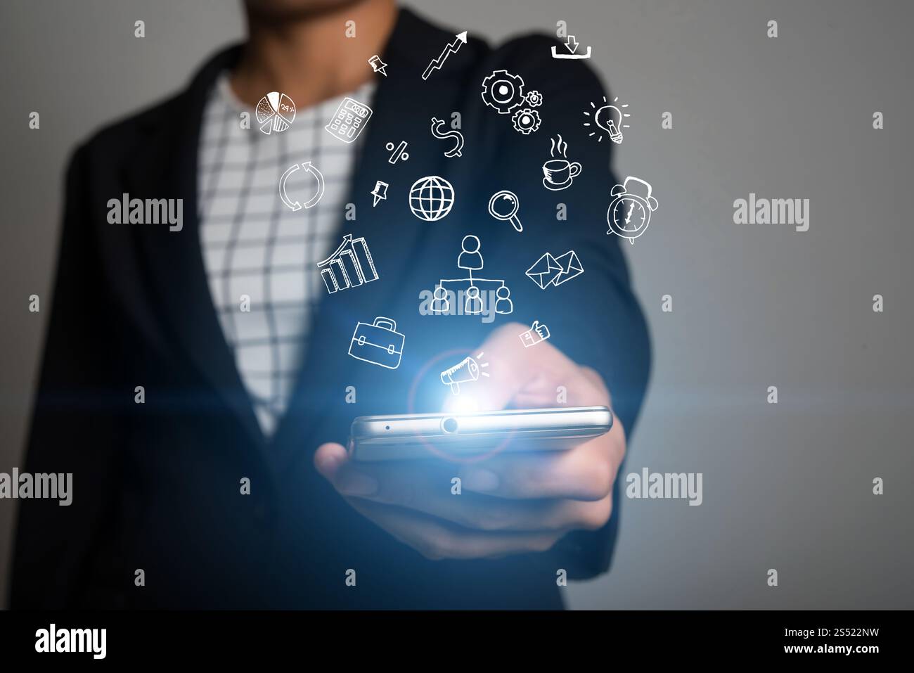 Femme d'affaires touchant sur l'écran de smartphone avec doodle media i. femme d'affaires touchant sur l'écran de smartphone avec des icônes de médias doodle, médias sociaux Banque D'Images