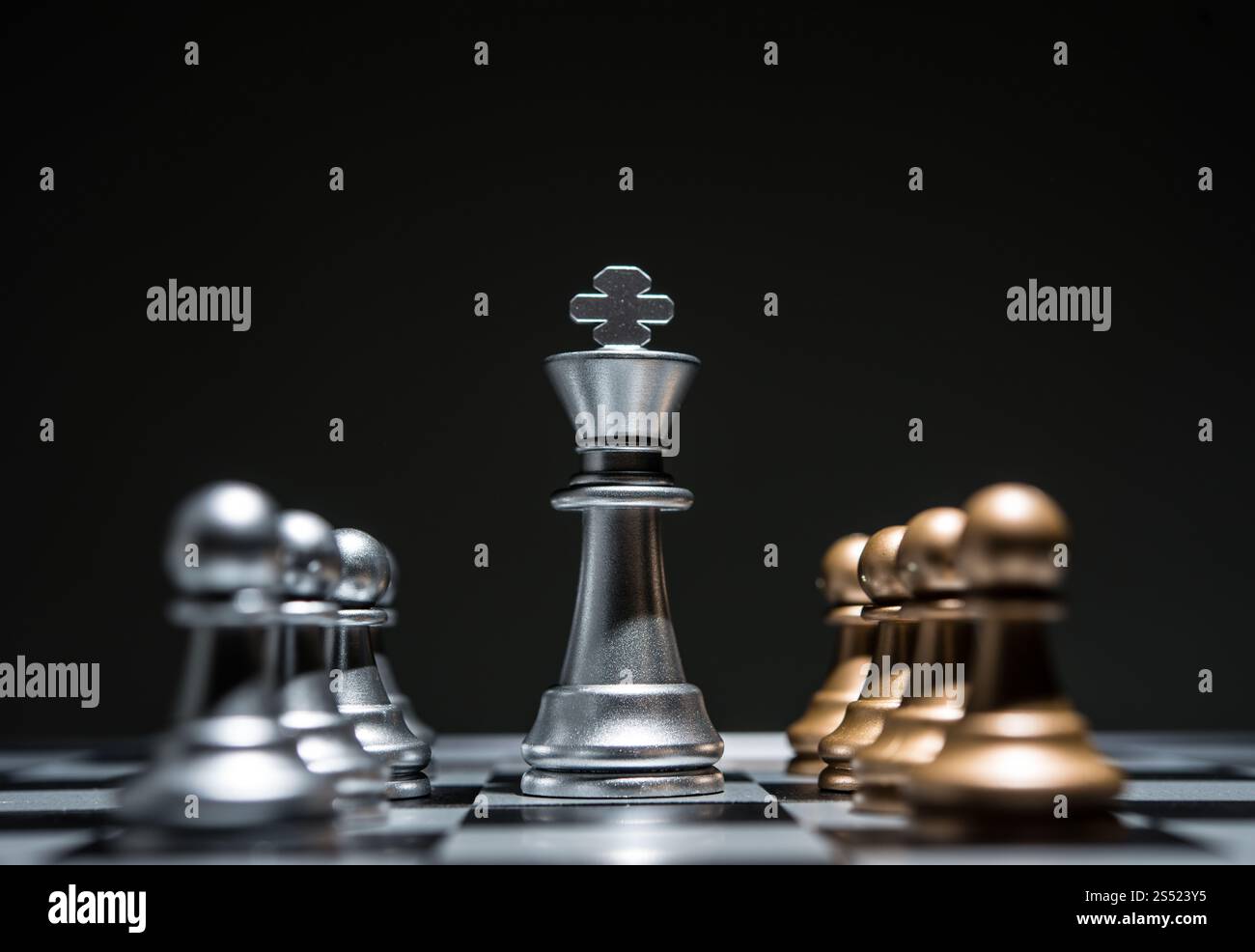 Chess photographié sur échiquier, alors que le jeu commence. Banque D'Images