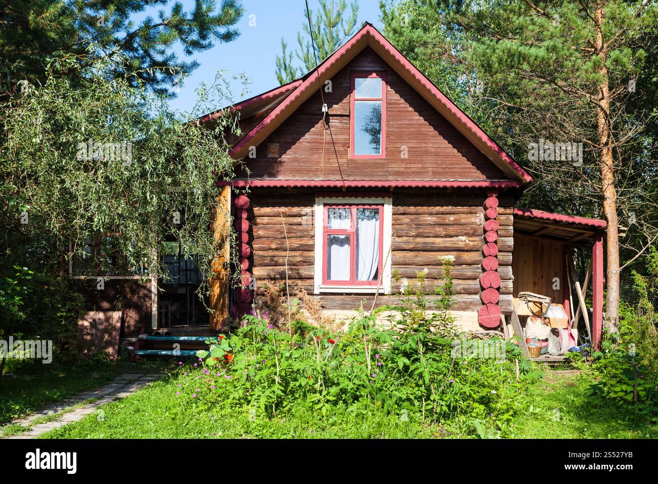 Vue avant du journal pays chambre le jour d'été ensoleillé dans la région de Tver en Russie Banque D'Images