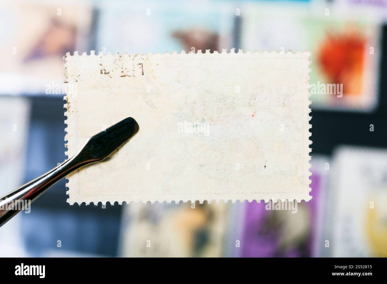 Concept - Philatélie timbres pinces tient avec de la colle non utilisés au cours de l'arrière-album de timbres Banque D'Images