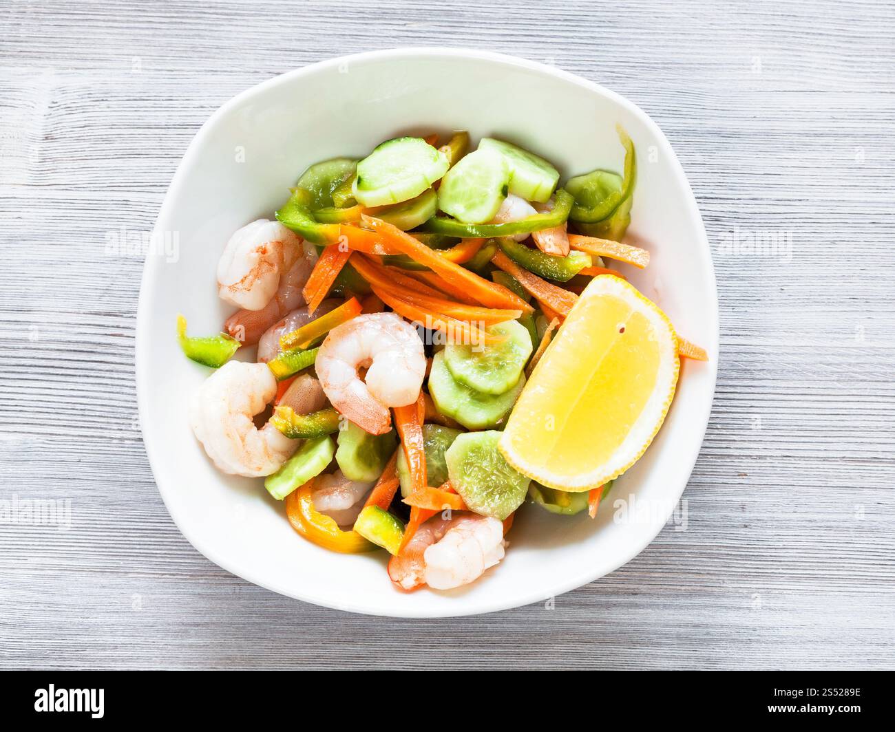 La cuisine indienne - salade de langoustines de légumes et les crevettes dans un bol blanc sur la table gris Banque D'Images