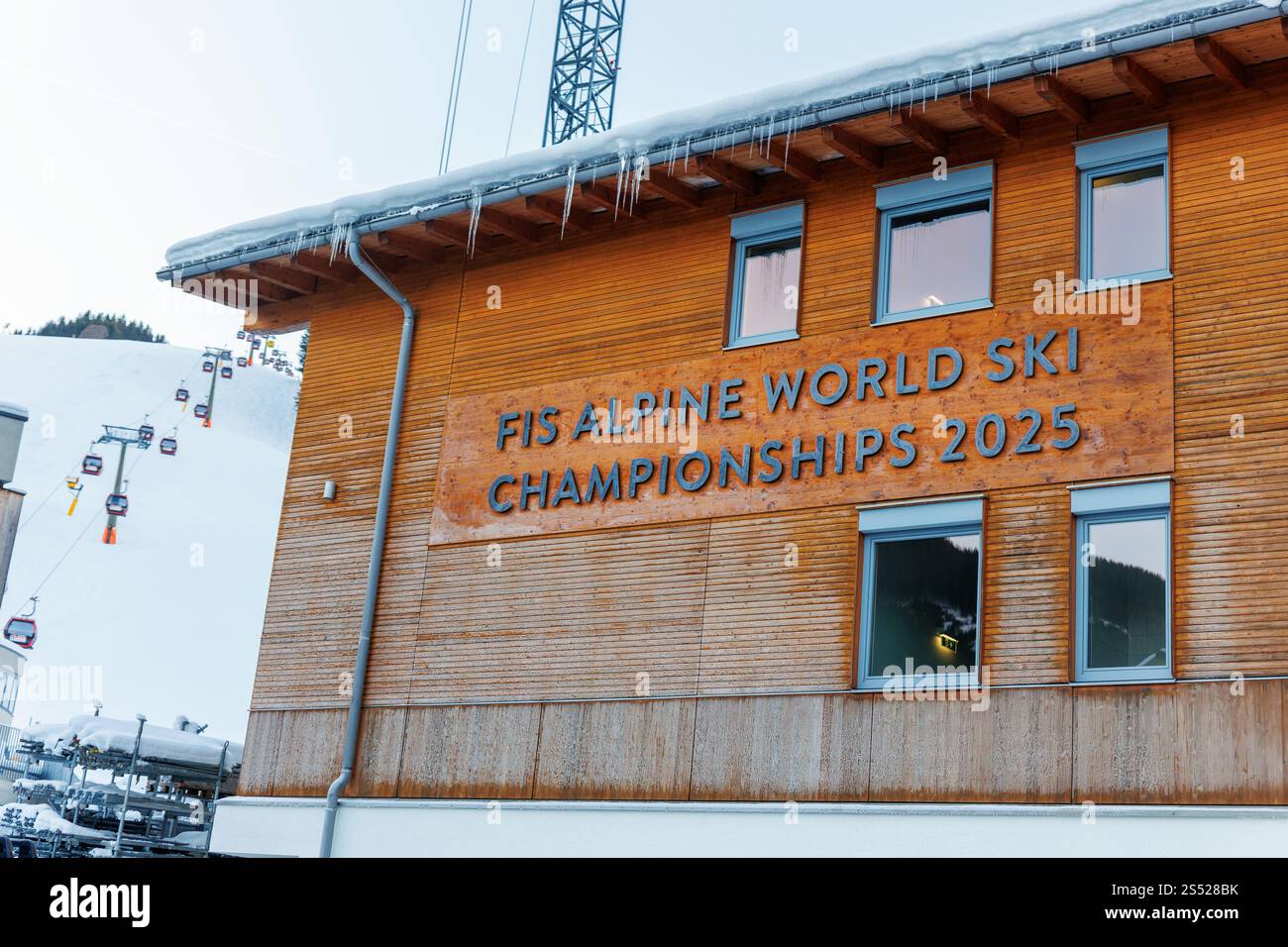 Coupe du monde de ski alpin FIS 2025 - Saalbach-Hinterglemm, Autriche le 31 décembre 2024. Remontée mécanique et construction de finition tribune en bois à World Skiing Banque D'Images