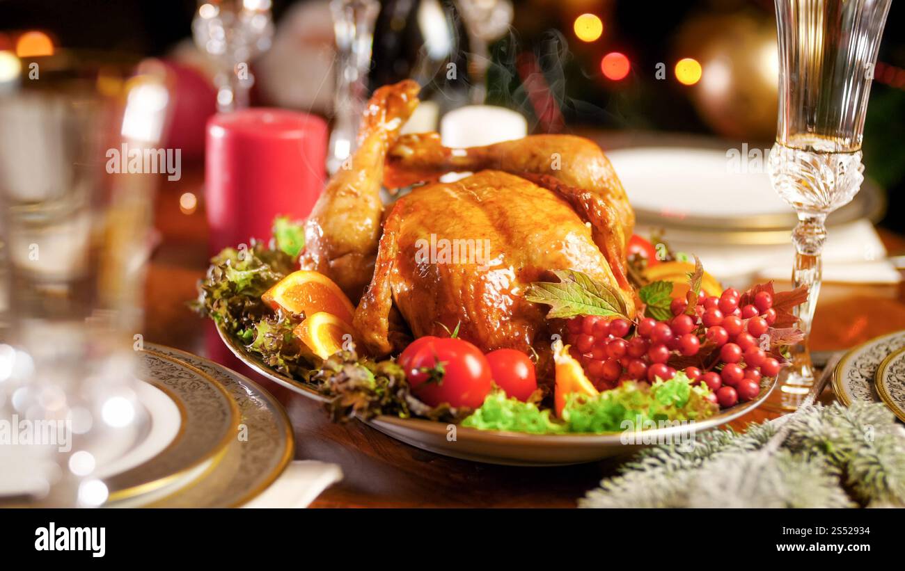 Gros plan image de dinde fraîchement cuite chaude sur la table de fête contre l'arbre de Noël. Gros plan photo de dinde fraîchement cuite chaude sur la table de fête contre Banque D'Images