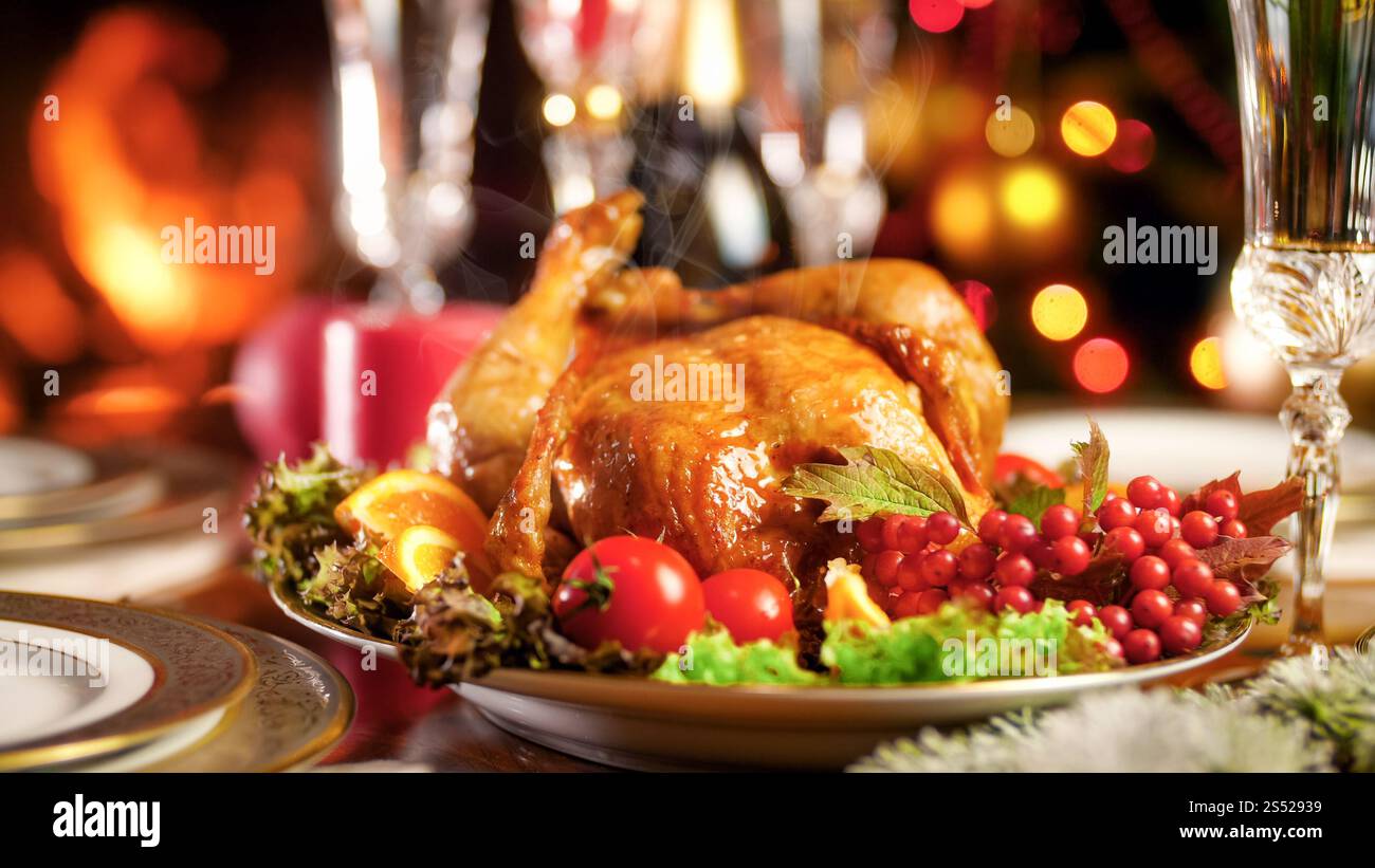 Gros plan photo de vapeur coulant de chciken rôti lors d'un dîner de Noël en famille. Gros plan de la vapeur s'écoulant du chciken rôti sur la famille Banque D'Images