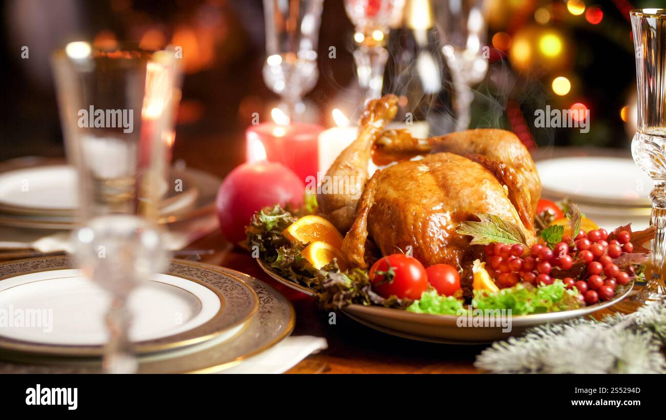 Gros plan photo de dinde fraîchement cuite chaude lors d'un dîner festif en famille. Gros plan sur une dinde fraîchement cuite chaude lors d'un dîner de fête en famille Banque D'Images