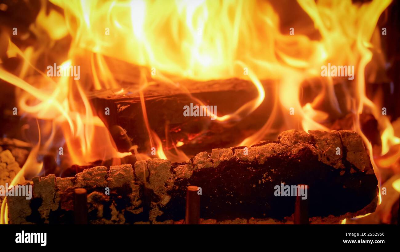 Gros plan photo de firepalce à la maison avec des bûches brûlantes. Gros plan sur l'image de firepalce à la maison avec des bûches brûlantes Banque D'Images