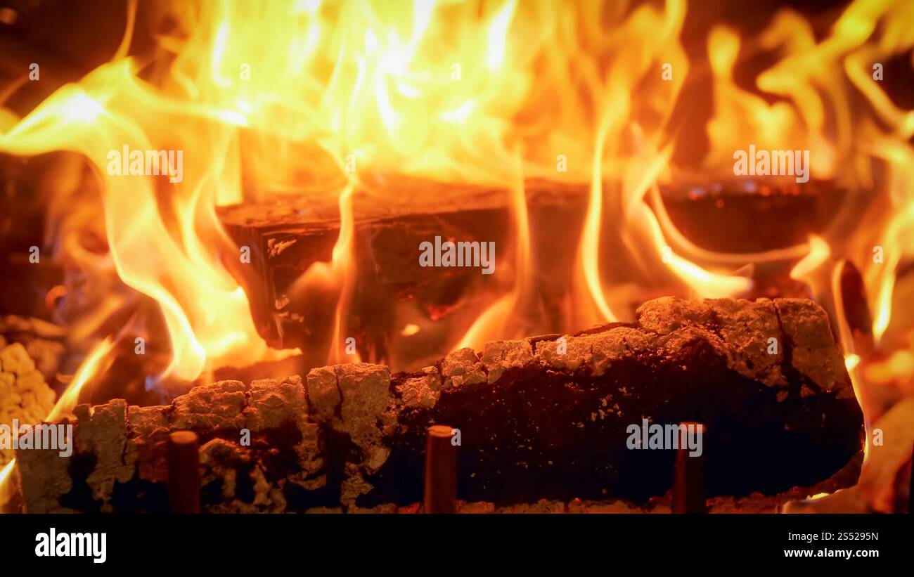 Gros plan photo de bois brûlant dans la cheminée. Gros plan de bois brûlant dans la cheminée Banque D'Images