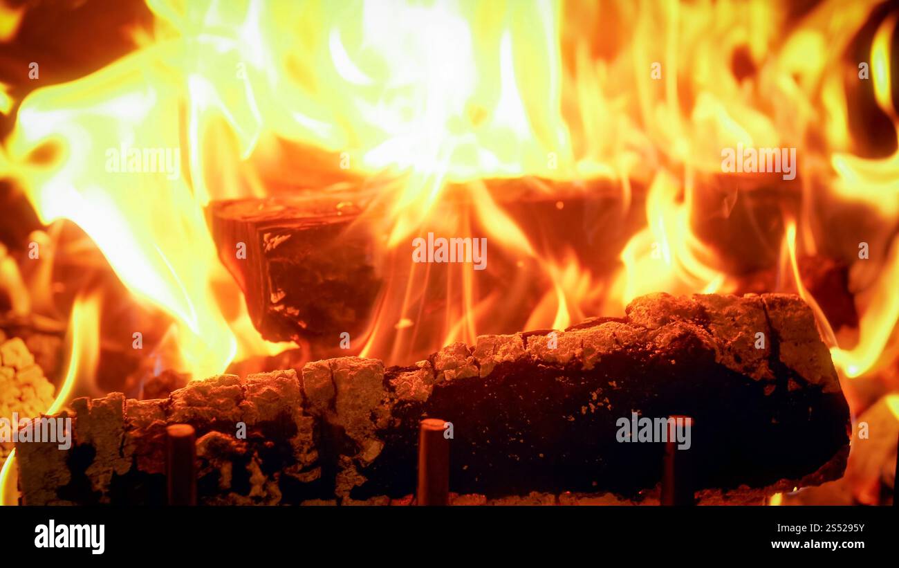 Gros plan photo de bûches de bois brûlant dans la cheminée. Gros plan image de bûches en bois brûlant dans la cheminée Banque D'Images