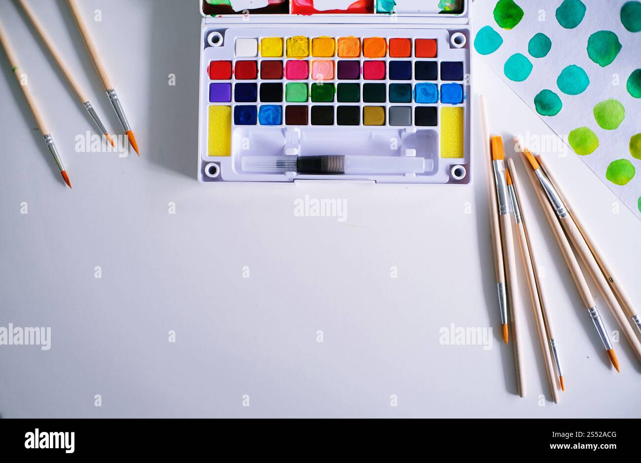 Aquarelle peint et pinceaux artiste de travail avec des outils artistiques pour la maquette Banque D'Images