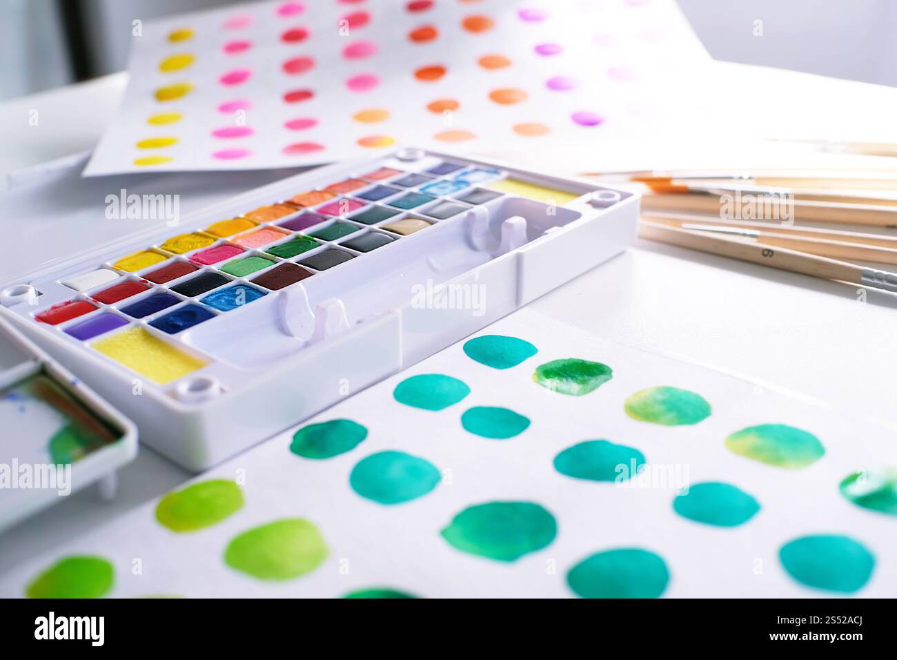 Aquarelle peint et pinceaux artiste de travail avec des outils artistiques pour la maquette Banque D'Images