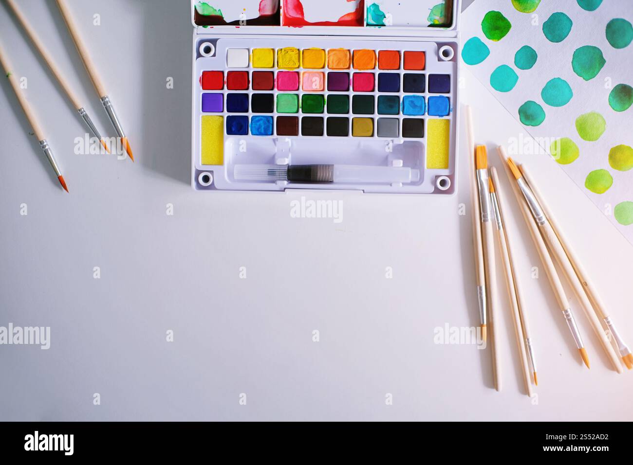 Aquarelle peint et pinceaux artiste de travail avec des outils artistiques pour la maquette Banque D'Images