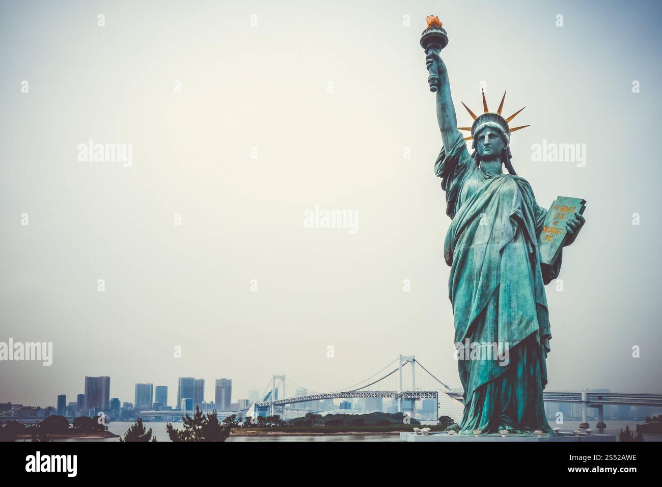 Statue de la liberté, pont arc-en-ciel et paysage urbain de tokyo, Japon. Statue de la liberté et paysage urbain de tokyo, Japon Banque D'Images