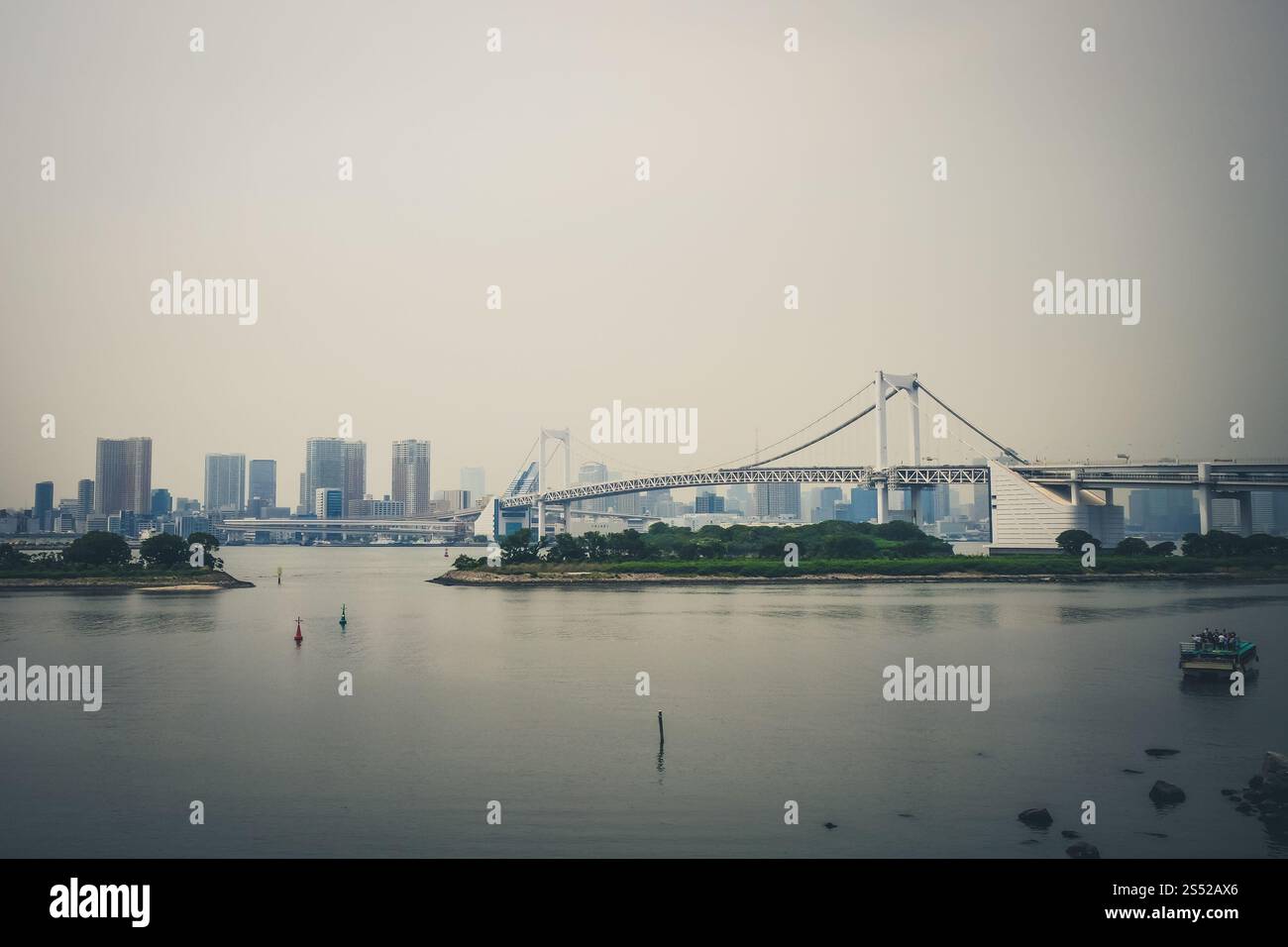 Pont arc-en-ciel et paysage urbain à Tokyo, Japon. Pont arc-en-ciel, Tokyo, Japon Banque D'Images